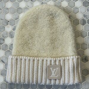 BRAND NEW, never worn Louis Vuitton “comfy beanie” in creme.